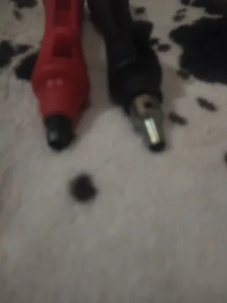 Sacabocados rojo y negro