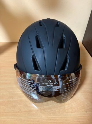 Casco de esquí negro con visera