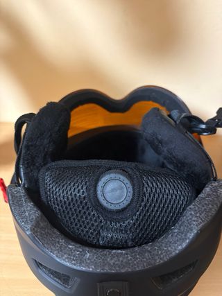Casco de esquí negro con visera