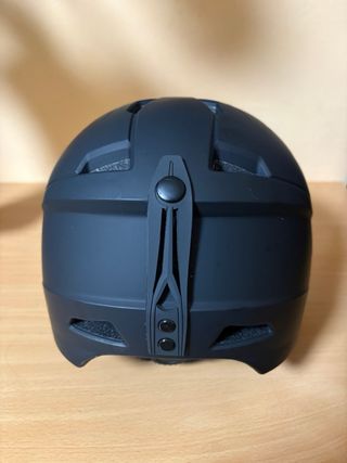 Casco de esquí negro con visera