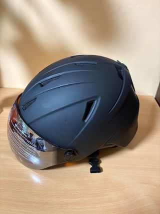 Casco de esquí negro con visera
