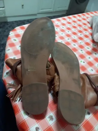 Sandalias planas marrones con flecos