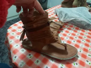 Sandalias planas marrones con flecos