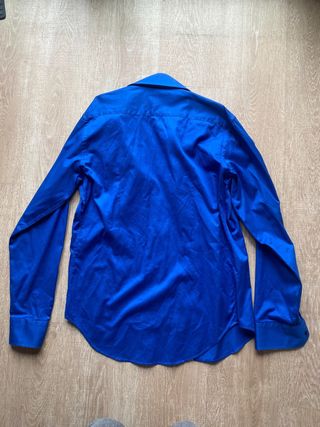 Camisa azul de manga larga