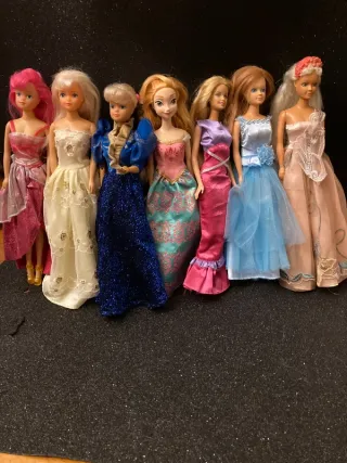 Lotto bambole con vestiti