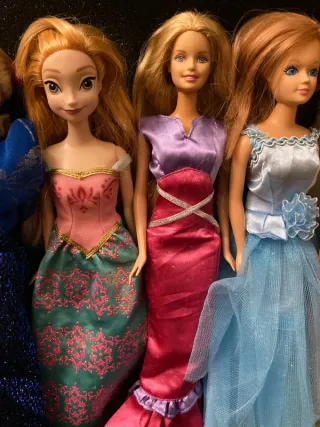 Lotto bambole con vestiti