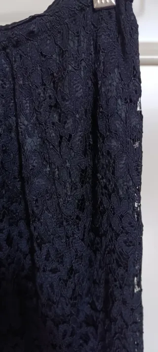 Conjunto falda negra de encaje y blazzer blanco.