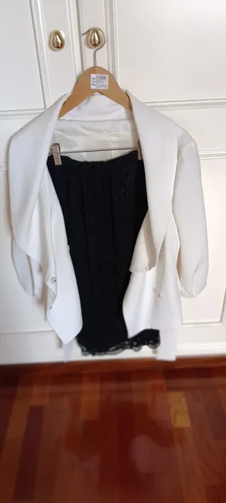 Conjunto falda negra de encaje y blazzer blanco.