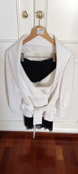 Conjunto falda negra de encaje y blazzer blanco.