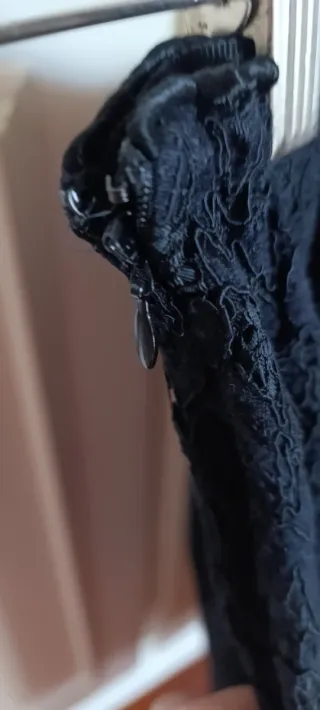 Conjunto falda negra de encaje y blazzer blanco.