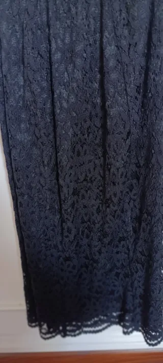 Conjunto falda negra de encaje y blazzer blanco.