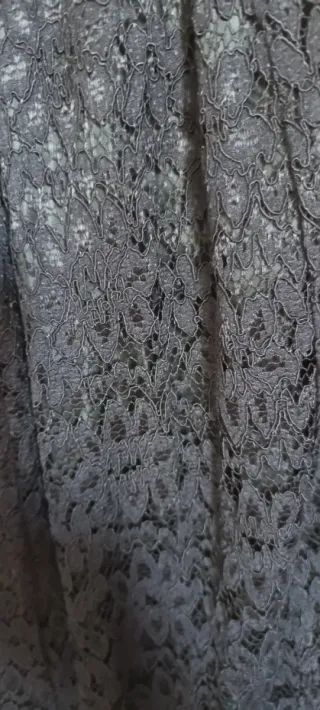 Conjunto falda negra de encaje y blazzer blanco.