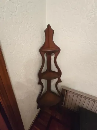 Estantería de esquina de madera