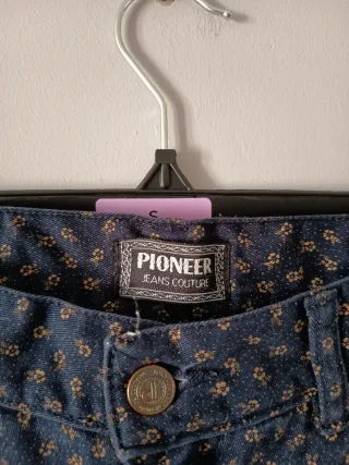 Vaqueros Pioneer estampado flores