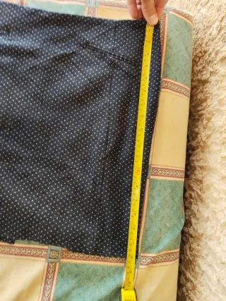 Falda azul marino con estampado de puntos blancos