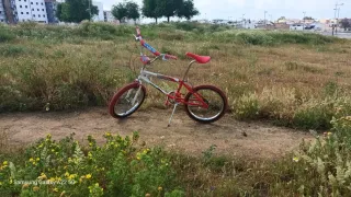 Bicicleta BMX Roja y Blanca