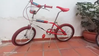 Bicicleta BMX Roja y Blanca