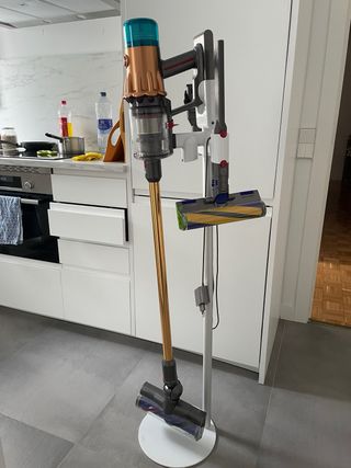 Aspirapolvere Dyson a mano con base trasportabile