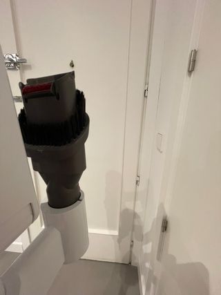 Aspirapolvere Dyson a mano con base trasportabile