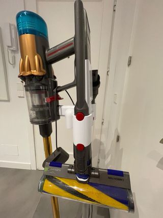 Aspirapolvere Dyson a mano con base trasportabile