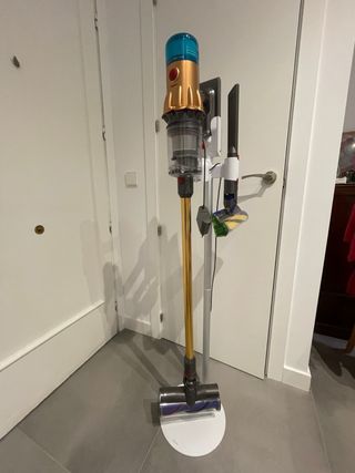 Aspirapolvere Dyson a mano con base trasportabile