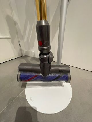 Aspirapolvere Dyson a mano con base trasportabile