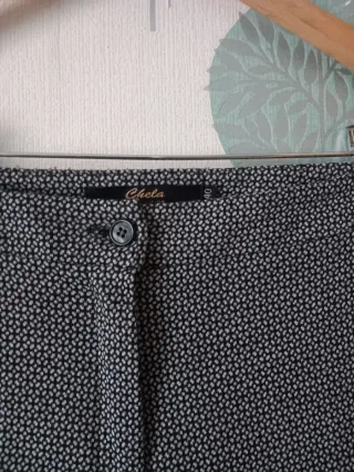 Pantalones grises y blancos