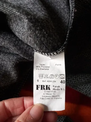 Pantalones grises y blancos