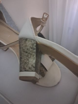 Sandalias doradas y blancas sin estrenar