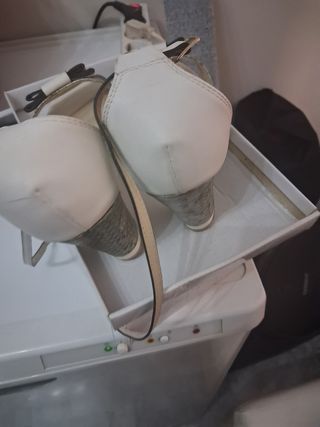 Sandalias doradas y blancas sin estrenar