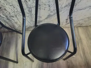 Sillas de cafetería metálicas negras