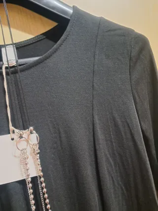 Vestito nero con collana