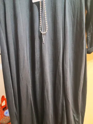 Vestito nero con collana