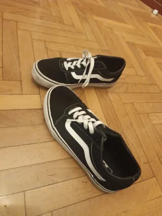 Zapatillas Vans Negras y Blancas