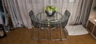 Mesa redonda cristal y 2 sillas modernas
