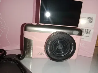 Cámara Digital Rosa y Plateada 4K