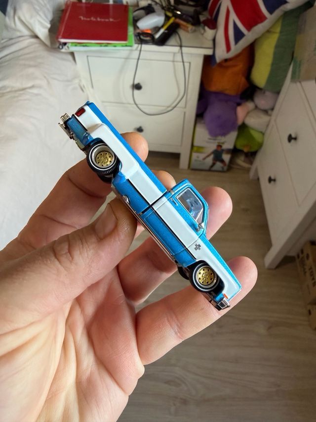 Kaido House Chevrolet Silverado Dually azul