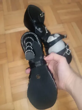 Zapatos de baile negros con pedrería.