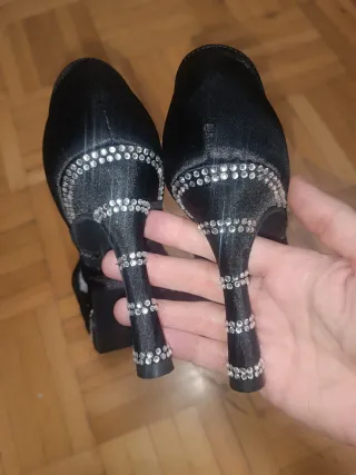 Zapatos de baile negros con pedrería.