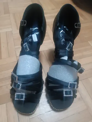 Zapatos de baile negros con pedrería.