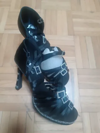 Zapatos de baile negros con pedrería.