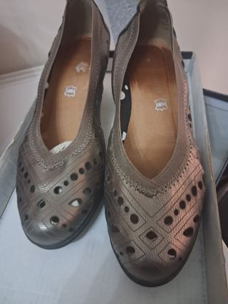 Zapatos de piel calados dorados/plateados