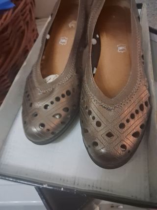 Zapatos de piel calados dorados/plateados