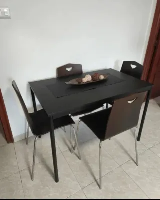 MESA COMEDOR Y 4 SILLAS