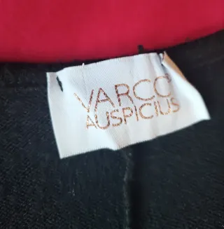 Abito nero e scozzese