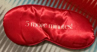 Máscara de dormir vermelha