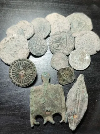 Lote de monedas antiguas y figuras