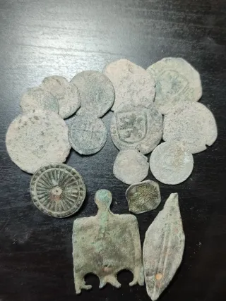 Lote de monedas antiguas y figuras