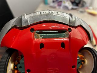 Coche de juguete rojo con mando