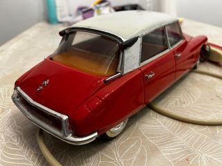 Coche de juguete rojo con mando